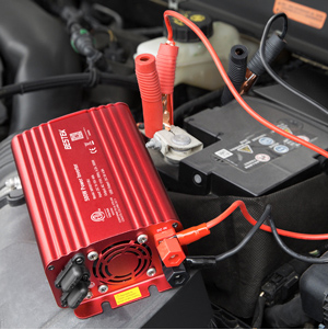 Power inverter connected with battery